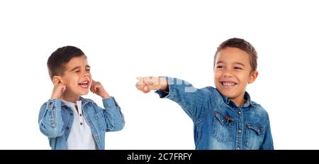 Due bambini latini isolati su sfondo bianco Foto Stock