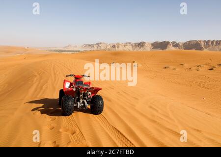 Riad, Arabia Saudita, febbraio 15 2020: Un quad si trova su una duna di sabbia in Arabia Saudita. Guidare un quad nelle dune è un passatempo popolare in Arabia Saudita Foto Stock