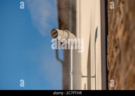 Vista dettagliata di un tubo di ventilazione del vapore appena installato collegato a una caldaia a condensatore all'interno di una casa privata. Foto Stock