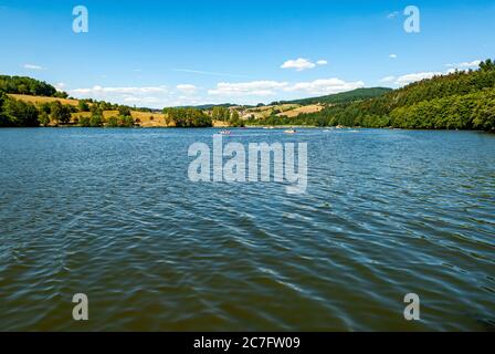 Paesaggio del Lac des Sapins nelle montagne del dipartimento Rhône orientale in Francia in estate Foto Stock