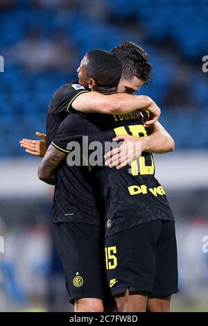 Ferrara, Italia. 16 luglio 2020. Roberto Gagliardini del FC Internazionale festeggia con Ashley Young del FC Internazionale che ha segnato il terzo goal durante la Serie A match tra Spal e FC Internazionale allo Stadio Paolo Mazza, Ferrara, Italia, il 16 luglio 2020. Foto di Giuseppe Maffia. Credit: UK Sports Pics Ltd/Alamy Live News Foto Stock