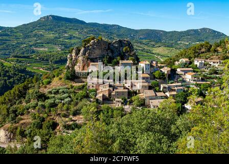 Il pittoresco villaggio di la Roque Alric nel dipartimento Vaucluse a Proence in Francia Foto Stock