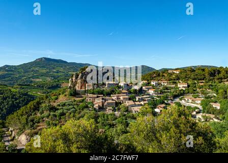 Il pittoresco villaggio di la Roque Alric nel dipartimento Vaucluse a Proence in Francia Foto Stock