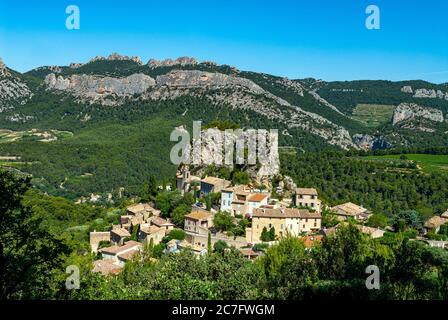 Il pittoresco villaggio di la Roque Alric nel dipartimento Vaucluse a Proence in Francia Foto Stock