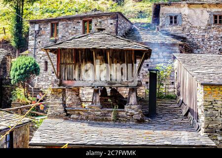 Teixois villaggio, Los Oscos, Asturias. Il sito etnografico risale al XVIII secolo ed è basato sull'uso integrale dell'energia idraulica del ri Foto Stock