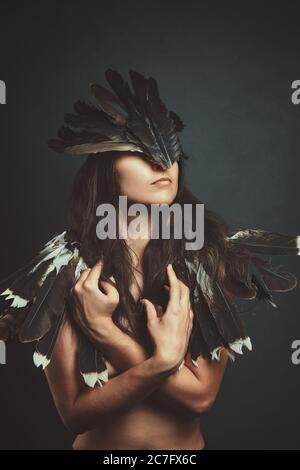 Donna con maschera di sciamano. Scatto in studio Foto Stock