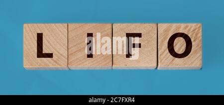 LIFO ultimo in, prima fuori parola su cubetti di legno. Contabilità, concetto aziendale Foto Stock