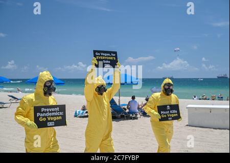 FORT LAUDERDALE, FL - 16 LUGLIO: COVID-19 oggi, un gruppo di sostenitori di PETA vestiti con abiti di nocciolo e con cartelli che proclamano: 'Prevenire pandemie: Go Vegan', è sceso su Fort Lauderdale Beach nella contea di Broward, che ha oltre 32,000 casi confermati di COVID-19. PETA nota che confinare e uccidere animali per cibo è stato collegato alla SARS, influenza suina, influenza aviaria, e il nuovo coronavirus. Inoltre, l'industria della carne ha permesso ai lavoratori dei macelli di affrontare una diffusione quasi incontrollata del virus. Credit: Storms Media Group/Alamy Live News Foto Stock