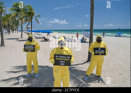 FORT LAUDERDALE, FL - 16 LUGLIO: COVID-19 oggi, un gruppo di sostenitori di PETA vestiti con abiti di nocciolo e con cartelli che proclamano: 'Prevenire pandemie: Go Vegan', è sceso su Fort Lauderdale Beach nella contea di Broward, che ha oltre 32,000 casi confermati di COVID-19. PETA nota che confinare e uccidere animali per cibo è stato collegato alla SARS, influenza suina, influenza aviaria, e il nuovo coronavirus. Inoltre, l'industria della carne ha permesso ai lavoratori dei macelli di affrontare una diffusione quasi incontrollata del virus. Credit: Storms Media Group/Alamy Live News Foto Stock