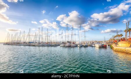 Fantastica vista serale del porto di Alghero. Mare Mediterraneo. Ubicazione: Alghero, Provincia di Sassari, Italia, Europa Foto Stock