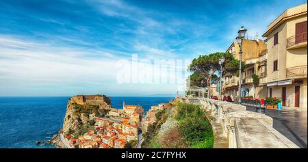 Bella cittadina balneare Scilla con antico castello medievale sulla roccia Castello Ruffo, colorate case tradizionali italiane su Ty Mediterraneo Foto Stock