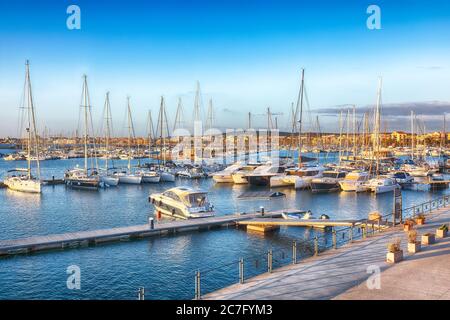 Fantastica vista serale del porto di Alghero. Mare Mediterraneo. Ubicazione: Alghero, Provincia di Sassari, Italia, Europa Foto Stock