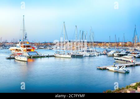 Fantastica vista serale del porto di Alghero. Mare Mediterraneo. Ubicazione: Alghero, Provincia di Sassari, Italia, Europa Foto Stock