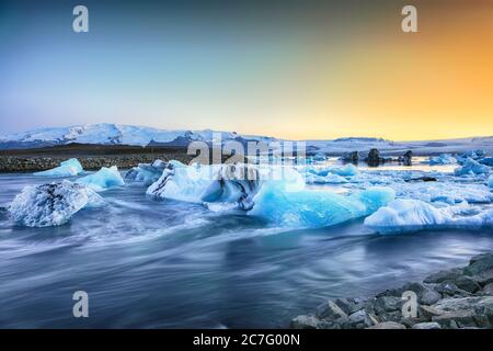 Bellissimo paesaggio con iceberg galleggianti nella laguna glaciale di Jokulsarlon al tramonto. Posizione: Jokulsarlon laguna glaciale, Parco Nazionale di Vatnajokull, Foto Stock