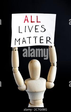 Tutte le vite contano protester. Manichino in legno con cartelloni. Foto Stock