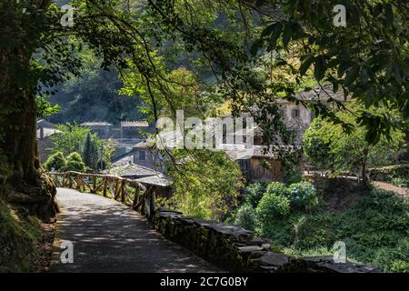 Teixois villaggio, Los Oscos, Asturias. Il sito etnografico risale al XVIII secolo ed è basato sull'uso integrale dell'energia idraulica del ri Foto Stock