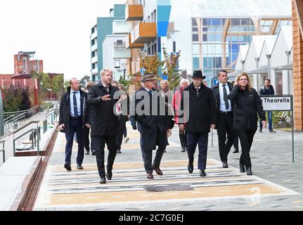 Linköping, Svezia 20180926 Re Carl XVI Gustaf (Kungen) ha visitato Vallastaden mercoledì. Vallastaden è un distretto nella parte occidentale di Linköping, che, una volta sviluppato, conterrà circa 1,000–1500 abitazioni, uffici e servizi. Foto Gippe Gustafsson Foto Stock