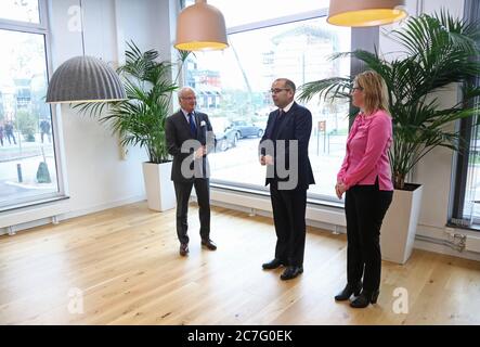 Linköping, Svezia 20180926 Re Carl XVI Gustaf (Kungen) ha visitato Vallastaden mercoledì. Vallastaden è un distretto nella parte occidentale di Linköping, che, una volta sviluppato, conterrà circa 1,000–1500 abitazioni, uffici e servizi. Foto Gippe Gustafsson Foto Stock