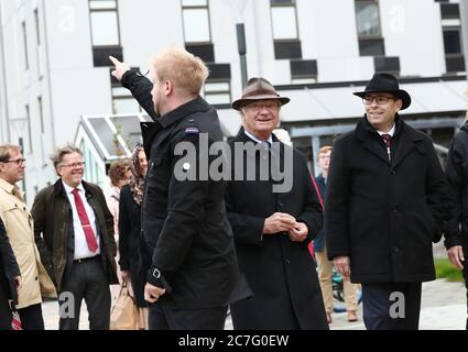 Linköping, Svezia 20180926 Re Carl XVI Gustaf (Kungen) ha visitato Vallastaden mercoledì. Vallastaden è un distretto nella parte occidentale di Linköping, che, una volta sviluppato, conterrà circa 1,000–1500 abitazioni, uffici e servizi. Th è il governatore di Östergötland Carl Fredrik Graf. Foto Gippe Gustafsson Foto Stock