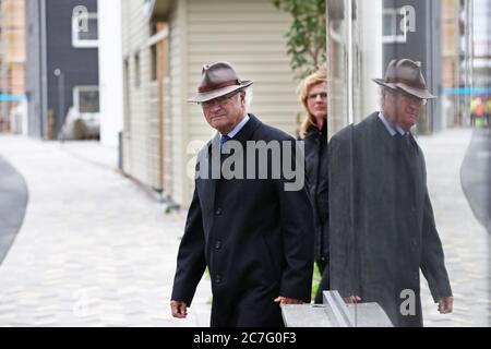 Linköping, Svezia 20180926 Re Carl XVI Gustaf (Kungen) ha visitato Vallastaden mercoledì. Vallastaden è un distretto nella parte occidentale di Linköping, che, una volta sviluppato, conterrà circa 1,000–1500 abitazioni, uffici e servizi. Foto Gippe Gustafsson Foto Stock