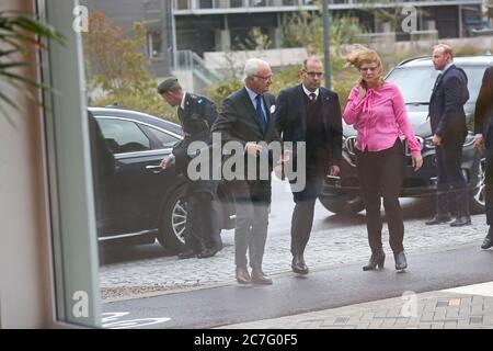 Linköping, Svezia 20180926 Re Carl XVI Gustaf (Kungen) ha visitato Vallastaden mercoledì. Vallastaden è un distretto nella parte occidentale di Linköping, che, una volta sviluppato, conterrà circa 1,000–1500 abitazioni, uffici e servizi. Foto Gippe Gustafsson Foto Stock