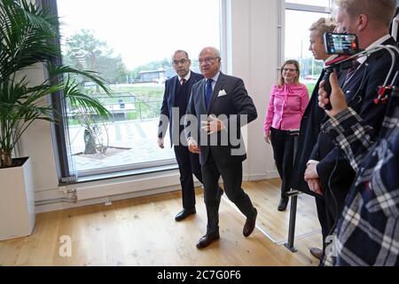 Linköping, Svezia 20180926 Re Carl XVI Gustaf (Kungen) ha visitato Vallastaden mercoledì. Vallastaden è un distretto nella parte occidentale di Linköping, che, una volta sviluppato, conterrà circa 1,000–1500 abitazioni, uffici e servizi. Foto Gippe Gustafsson Foto Stock