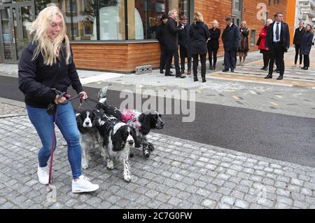 Linköping, Svezia 20180926 Re Carl XVI Gustaf (Kungen) ha visitato Vallastaden mercoledì. Vallastaden è un distretto nella parte occidentale di Linköping, che, una volta sviluppato, conterrà circa 1,000–1500 abitazioni, uffici e servizi. Foto Gippe Gustafsson Foto Stock