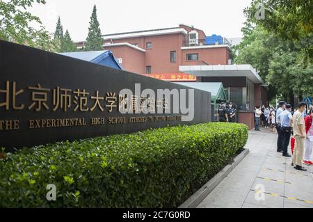 Pechino, Pechino, Cina. 17 luglio 2020. BeijingÃ¯Â¼Å'CHINA-l'esame di ingresso alla Scuola superiore di Pechino si terrà il 17 luglio 2020. Intorno alle 7:00, di fronte alla Scuola superiore sperimentale dell'Università normale di Pechino, una successione di candidati arrivò al sito di test. Molti genitori e insegnanti di scuola sono vestiti in rosso, e alcuni hanno fatto su misura ''Go for it'' maschere rosse. Colpito dall'epidemia, l'esame di ingresso della scuola superiore 2020, che è stato ritardato per quasi un mese, ha dato il via oggi. Quest'anno ci saranno molti più siti di test rispetto allo scorso anno, e ne ci saranno anche altri Foto Stock