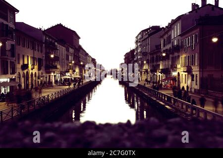 Milano Italia - Vista del Ponte del Naviglio Grande al tramonto Foto Stock