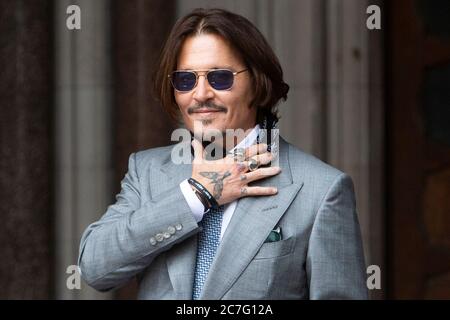 Johnny Depp arriva alla corte di giustizia londinese'a durante il processo tra lui e il gruppo di notizie. Foto Stock