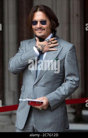 Johnny Depp arriva alla corte di giustizia londinese'a durante il processo tra lui e il gruppo di notizie. Foto Stock