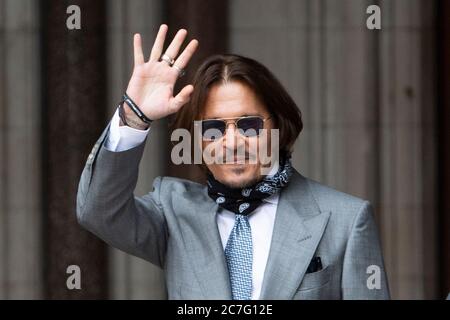 Johnny Depp arriva alla corte di giustizia londinese'a durante il processo tra lui e il gruppo di notizie. Foto Stock