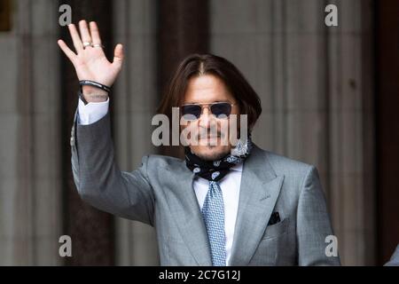 Johnny Depp arriva alla corte di giustizia londinese'a durante il processo tra lui e il gruppo di notizie. Foto Stock