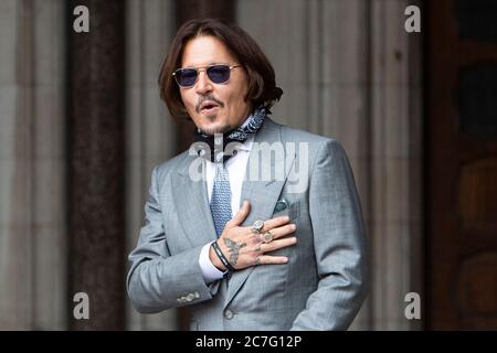 Johnny Depp arriva alla corte di giustizia londinese'a durante il processo tra lui e il gruppo di notizie. Foto Stock