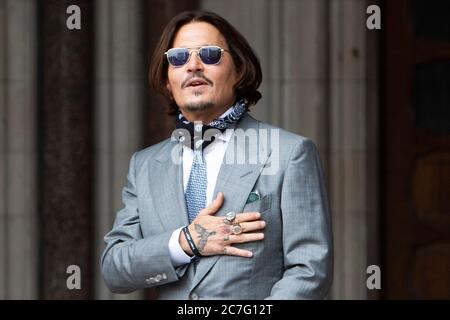 Johnny Depp arriva alla corte di giustizia londinese'a durante il processo tra lui e il gruppo di notizie. Foto Stock