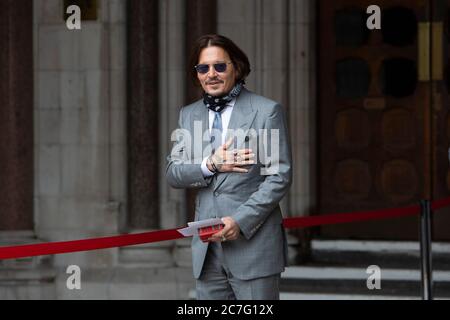 Johnny Depp arriva alla corte di giustizia londinese'a durante il processo tra lui e il gruppo di notizie. Foto Stock