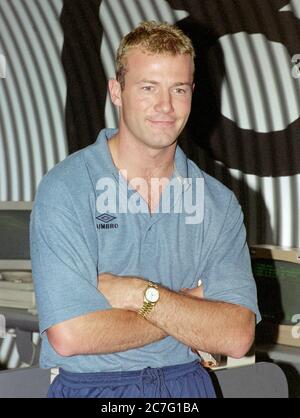 Il calciatore Alan Shearer arriva all'aeroporto di Heathrow nel 1996. Foto Stock