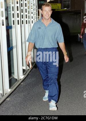 Il calciatore Alan Shearer arriva all'aeroporto di Heathrow nel 1996. Foto Stock