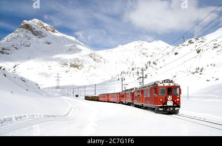 Bernina Express (treno rosso), patrimonio dell'umanità dell'UNESCO, attraverso la neve Foto Stock