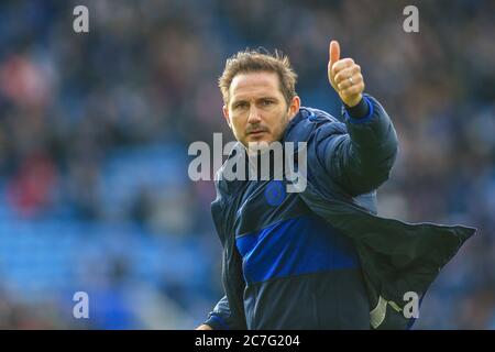 1st Febbraio 2020, King Power Stadium, Leicester, Inghilterra; Premier League, Leicester City / Chelsea : Frank Lampard, manager di Chelsea, celebra con i tifosi del Chelsea dopo il tempo pieno Foto Stock