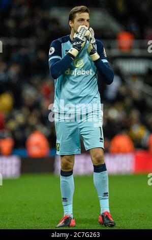 1 febbraio 2020, St. James's Park, Newcastle, Inghilterra; Premier League, Newcastle United contro Norwich City : ex-Newcastle il giocatore Unito Tim Krul (1) di Norwich City mostra il suo apprezzamento ai fan di Newcastle United Foto Stock