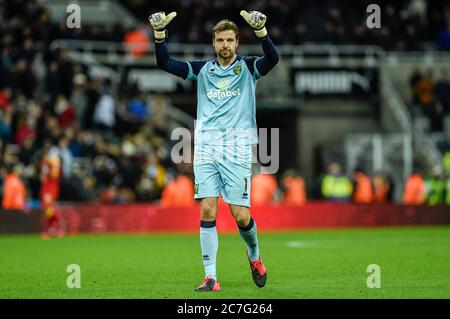 1 febbraio 2020, St. James's Park, Newcastle, Inghilterra; Premier League, Newcastle United contro Norwich City : ex-Newcastle il giocatore Unito Tim Krul (1) di Norwich City mostra il suo apprezzamento ai fan di Newcastle United Foto Stock