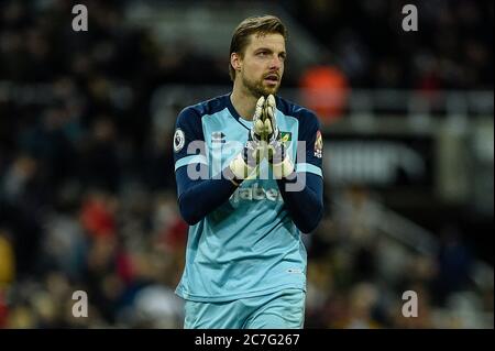 1 febbraio 2020, St. James's Park, Newcastle, Inghilterra; Premier League, Newcastle United contro Norwich City : ex-Newcastle il giocatore Unito Tim Krul (1) di Norwich City mostra il suo apprezzamento ai fan di Newcastle United Foto Stock