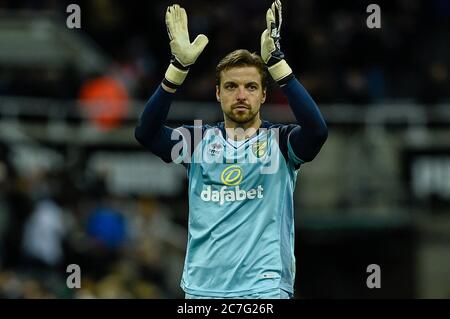 1 febbraio 2020, St. James's Park, Newcastle, Inghilterra; Premier League, Newcastle United contro Norwich City : ex-Newcastle il giocatore Unito Tim Krul (1) di Norwich City mostra il suo apprezzamento ai fan di Newcastle United Foto Stock