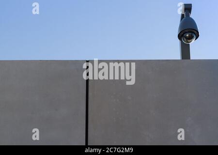 Telecamera di sicurezza ACCTV sopra una parete a Tokyo, Giappone Foto Stock