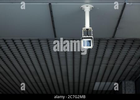 Telecamera di sicurezza a circuito chiuso (CCTV) presso l'edificio del governo metropolitano di Tokyo, Shinjuku, Tokyo, Giappone Foto Stock