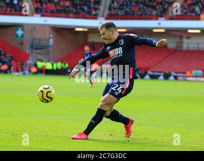 9th Febbraio 2020, Bramall Lane, Sheffield, Inghilterra; Premier League, Sheffield United contro Bournemouth : Ryan Frazer (24) di Bournemouth attraversa la palla Foto Stock