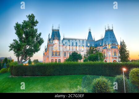 Il Palazzo della Cultura a Iasi . Fantastica scena serale paesaggio estivo della città di Iasi, capitale della regione Moldavia, Romania, Europa Foto Stock