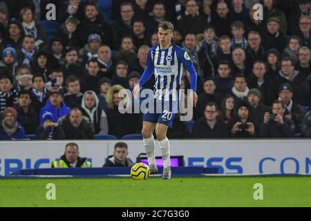 8th Febbraio 2020, American Express Community Stadium, Brighton and Hove, Inghilterra; Premier League, Brighton and Hove Albion v Watford :Solly Marzo (20) di Brighton & Hove Albion FC con la palla Foto Stock