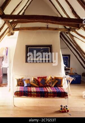 Una camera da letto per bambini nella zona soffitta di un cottage di Norfolk con tetto in paglia. Foto Stock